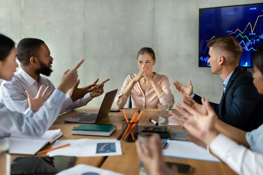 Brak procedur przybiera formę cichego, męczącego chaosu w firmie.