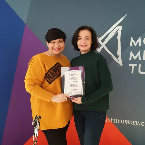 Urszula Rowińska z zaświadczeniem o ukończeniu programu trenerskiego
